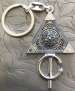 Sleutelhanger Berbersymbool / Fibula f Sleutelhanger Berbersymbool / Fibula f