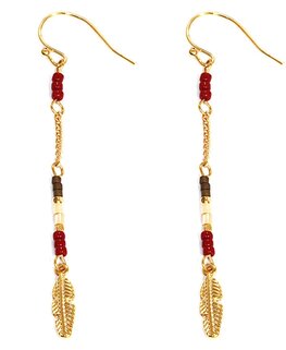 Hippe oorbellen met kralen en veertjes. Hippe oorbellen met kralen en veertjes.